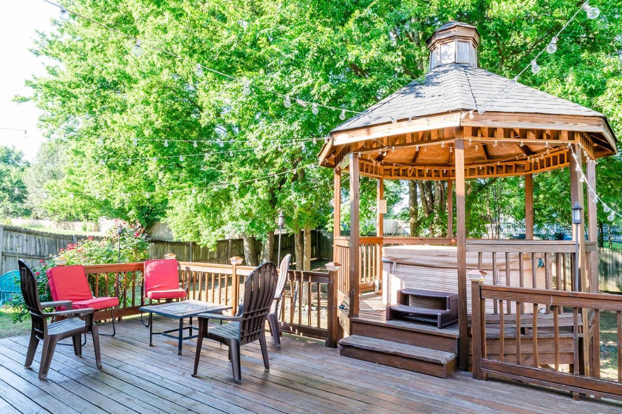 University Escape With Hot Tub And Fire Pit University Place Exterior foto